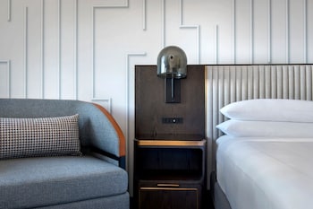 Room, 1 King Bed, Corner