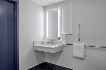 Room, 2 Queen Beds (Mobility Accessible, Tub)