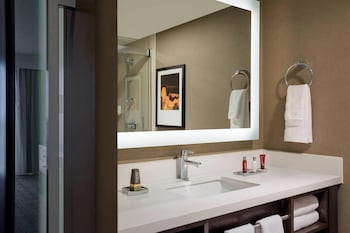 Room, 1 King Bed, Balcony (Hearing Accessible)