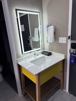 Room, 1 King Bed, Mobility Accessible, Non Smoking (Bathtub w/ Grab Bars)