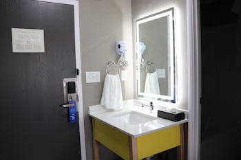 Room, 1 King Bed, Mobility Accessible, Non Smoking (Bathtub w/ Grab Bars)