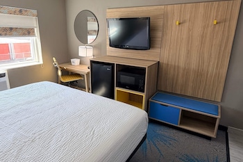 Room, 1 King Bed, Mobility Accessible, Non Smoking (Bathtub w/ Grab Bars)