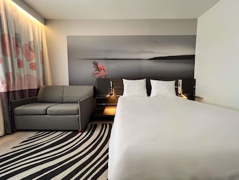 Classic Room, Multiple Beds, Pool View