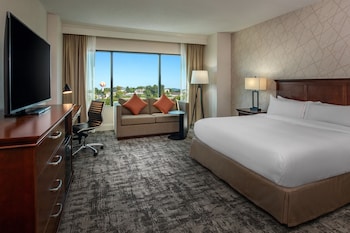 Deluxe Room, 1 King Bed, Corner