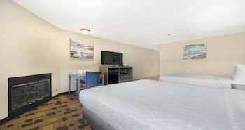Standard Room, 2 Queen Beds, Non Smoking, Fireplace (2nd Floor)