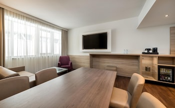 Suite, City View