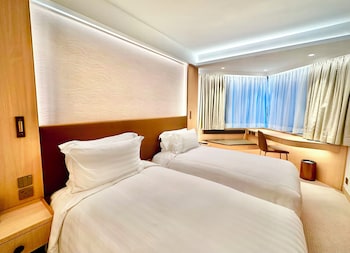 Newly Renovated Deluxe Room with Twin Bed