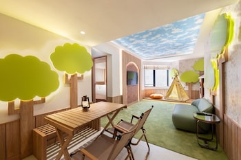 Newly Renovated  Garden Theme Suite with Queen Bed