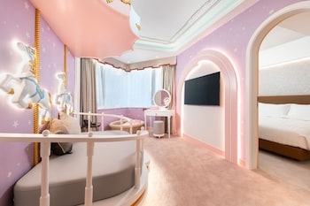 Newly Renovated Princess Theme Suite with Queen Bed