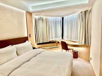 Newly Renovated Superior Room with Queen Bed