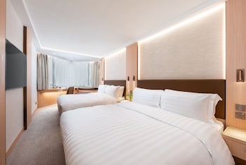 Newly Renovated Family Room with Two Queen Bed