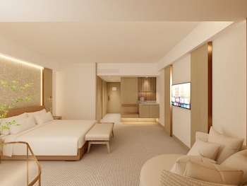Newly Renovated Deluxe Room with Queen Bed