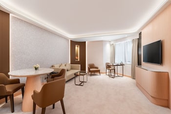 Newly Renovated Deluxe Suite with Queen Bed