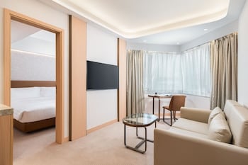 Newly Renovated Superior Suite with Queen Bed
