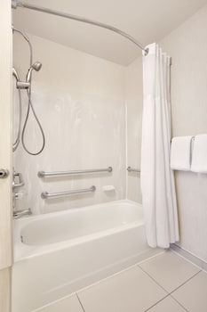 Studio, 1 Queen Bed with Sofa bed (Mobility Accessible, Roll-in Shower)