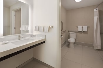 Studio, 1 Queen Bed with Sofa bed (Mobility Accessible, Roll-in Shower)