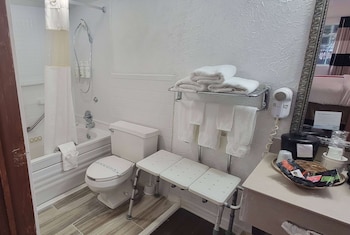 Room, 1 King Bed, Accessible, Jetted Tub (Mobility, Tub w/Grab Bars, Pool View)