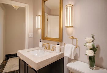 Suite, 2 Queen Beds (Oval, Washington Monument View)