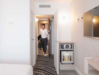 Executive Room, 1 King Bed, Lake View