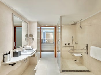 Premium Room, 1 King Bed, Accessible
