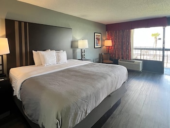 Standard Room, 1 King Bed, Non Smoking, Bay View