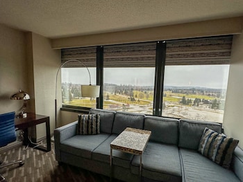 Deluxe Room, 1 King Bed, Golf View, Tower (Tower Deluxe King Bed)