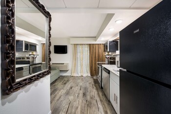 Suite, 1 King Bed, Refrigerator & Microwave, Poolside (with Sofabed)