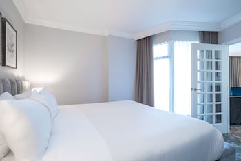 Executive Suite, 1 King Bed (Sofa bed, Wet Bar)