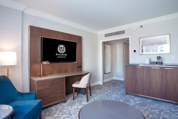Executive Suite, 1 King Bed (Sofa bed, Wet Bar)