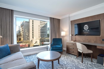 Executive Suite, 1 King Bed (Sofa bed, Wet Bar)