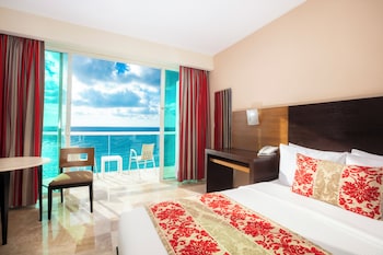 Club Room, 1 King Bed, Balcony, Ocean View