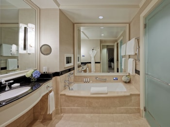 Grand Room, 1 King Bed (Premier)