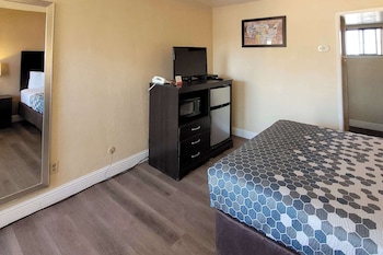 Standard Room, 1 Queen Bed