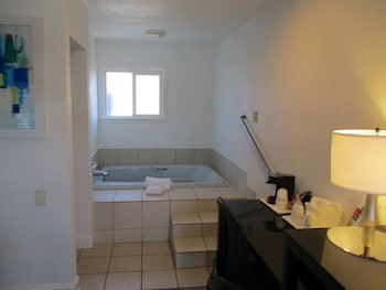Suite, 1 Queen Bed, Non Smoking, Jetted Tub