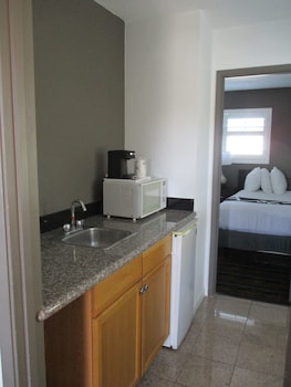 Standard Room, 1 Queen Bed, Non Smoking, Refrigerator & Microwave