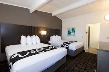 Standard Room, 1 Queen Bed, Non Smoking, Refrigerator & Microwave