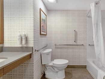 Room, 2 Queen Beds, Accessible, Bathtub (Pool View)