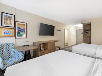 Room, 2 Queen Beds, Accessible, Bathtub (Pool View)