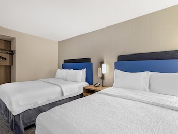 Room, 2 Queen Beds, Accessible, Bathtub (Pool View)