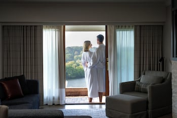 Superior Room, 1 King Bed, Golf View, Lakeside