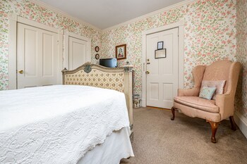 24 - Monroe Guest Room
