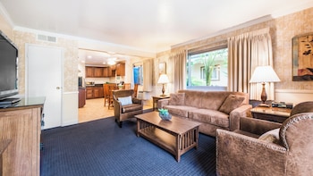 Harbor Pool Suite