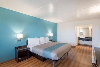 Deluxe Room, 1 King Bed, Non Smoking, Refrigerator