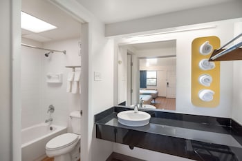 Deluxe Room, 1 King Bed, Non Smoking, Refrigerator