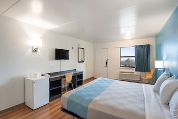 Deluxe Room, 1 King Bed, Non Smoking, Refrigerator