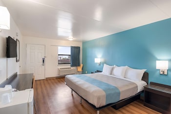 Deluxe Room, 1 King Bed, Non Smoking, Refrigerator