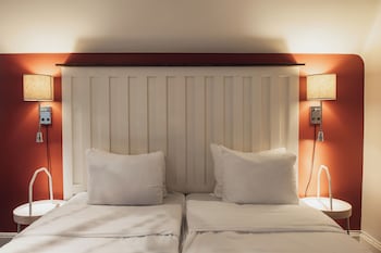 Double Room, Non Smoking (Compact, Obstructed View)