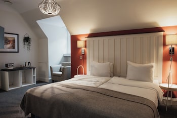 Double Room, Non Smoking (Compact, Obstructed View)