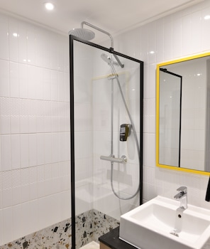 Standard Room, 2 Twin Beds (Recently renovated)