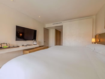 Superior Room, 1 King Bed, Balcony, Garden View